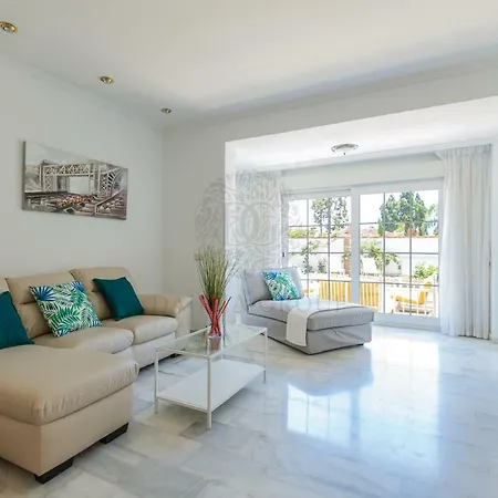 Center By Dahlia Group