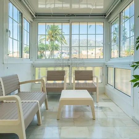 Center By Dahlia Group *