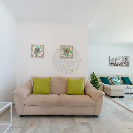Center By Dahlia Group *